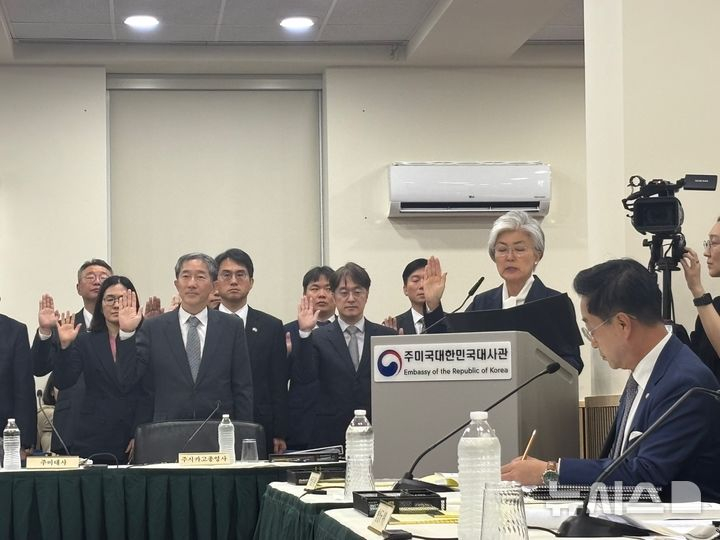 강경화 주미대사가 12일(현지시간) 미국 워싱턴DC 주미대사관에서 열린 국회 외교통일위원회 국정감사에서 선서하고 있다. /사진=뉴시스