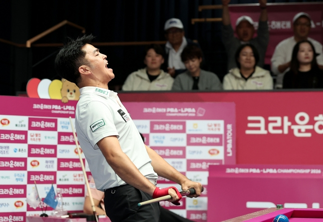 응우옌꾸옥응우옌이 12일 경기도 고양시 '고양 킨텍스 PBA 스타디움'에서 열린 프로당구 2026-2027시즌 4차 투어 '크라운해태 PBA-LPBA 챔피언십' 결승전에서 다비드 마르티네스을 상대로 승리를 거둔 뒤 포효하고 있다 ./사진=PBA 투어 제공
