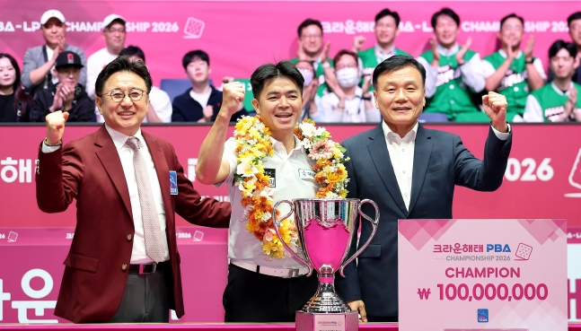 응우옌꾸옥응우옌(가운데)이 12일 경기도 고양시 '고양 킨텍스 PBA 스타디움'에서 열린 프로당구 2026-2027시즌 4차 투어 '크라운해태 PBA-LPBA 챔피언십' 결승전에서 다비드 마르티네스을 상대로 우승을 차지한 뒤 장상진 PBA 부총재(왼쪽), 기종표 크라운해태 단장과 함께 기념촬영을 하고 있다. /사진=PBA 투어 제공