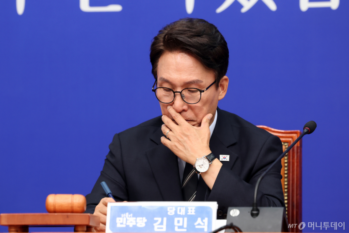(서울=뉴스1) 황기선 기자 = 김민석 더불어민주당 대표가 12일 오전 서울 여의도 국회에서 열린 최고위원회의에서 생각에 잠겨 있다. 2026.10.12/뉴스1 Copyright © 뉴스1. All rights reserved. 무단 전재 및 재배포, AI학습 이용 금지. /사진=(서울=뉴스1) 황기선 기자