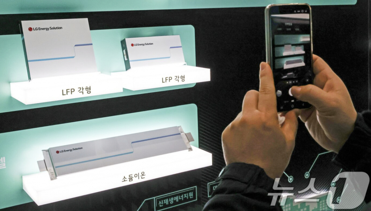 서울 코엑스에서 열린 인터배터리 2026에서 LG에너지솔루션 부스를 찾은 사람들이 배터리 제품을 살펴보고 있다 /사진=뉴스1