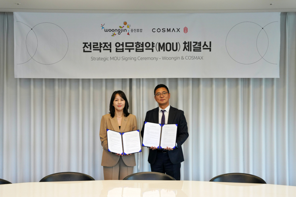 지난달 경기 성남시 판교 코스맥스 사옥에서 열린 업무협약 체결식에서 조선희 웅진휴캄 브랜드총괄대표(왼쪽)와 최재우 코스맥스 마케팅부문장(오른쪽)이 사진촬영을 하고 있다./사진제공=웅진