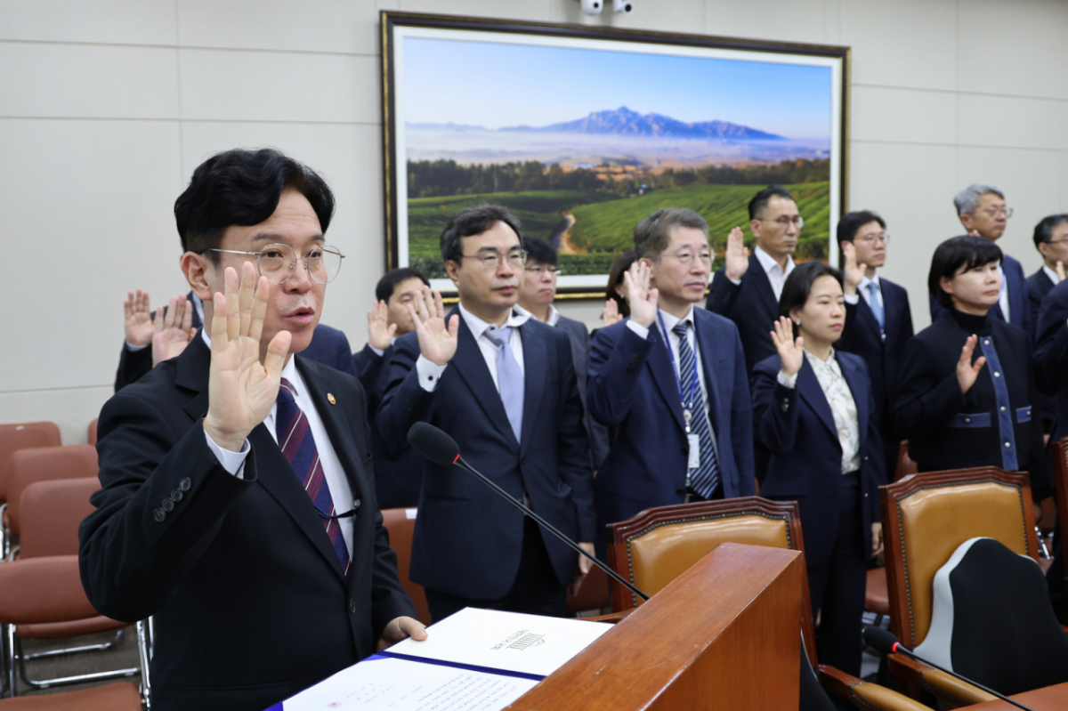 김영훈 고용노동부 장관이 13일 여의도 국회에서 열린 기후에너지환경노동위원회의 고용노동부 국정감사에 출석해 증인 선서하고 있다. 2026.10.13. myjs@newsis.com /사진=뉴시스