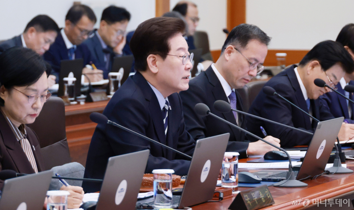 [서울=뉴시스] 김진아 기자 = 이재명 대통령이 13일 청와대에서 열린 국무회의에서 발언하고 있다. (청와대통신사진기자단) 2026.10.13. bluesoda@newsis.com /사진=김진아