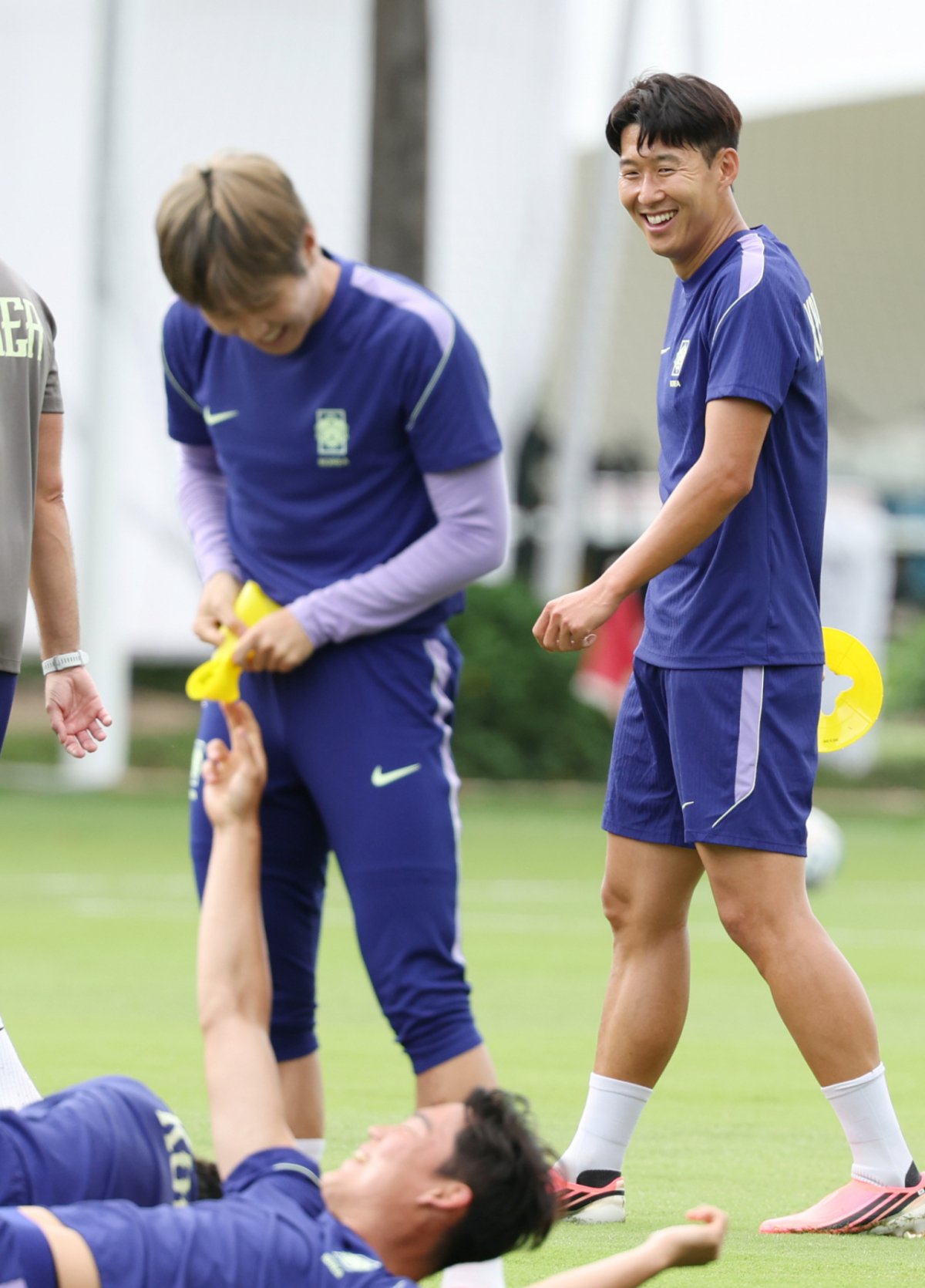 손흥민(오른쪽), 이강인을 비롯한 선수들이 밝은 표정으로 훈련을 하고 있다. /사진=김진경 대기자