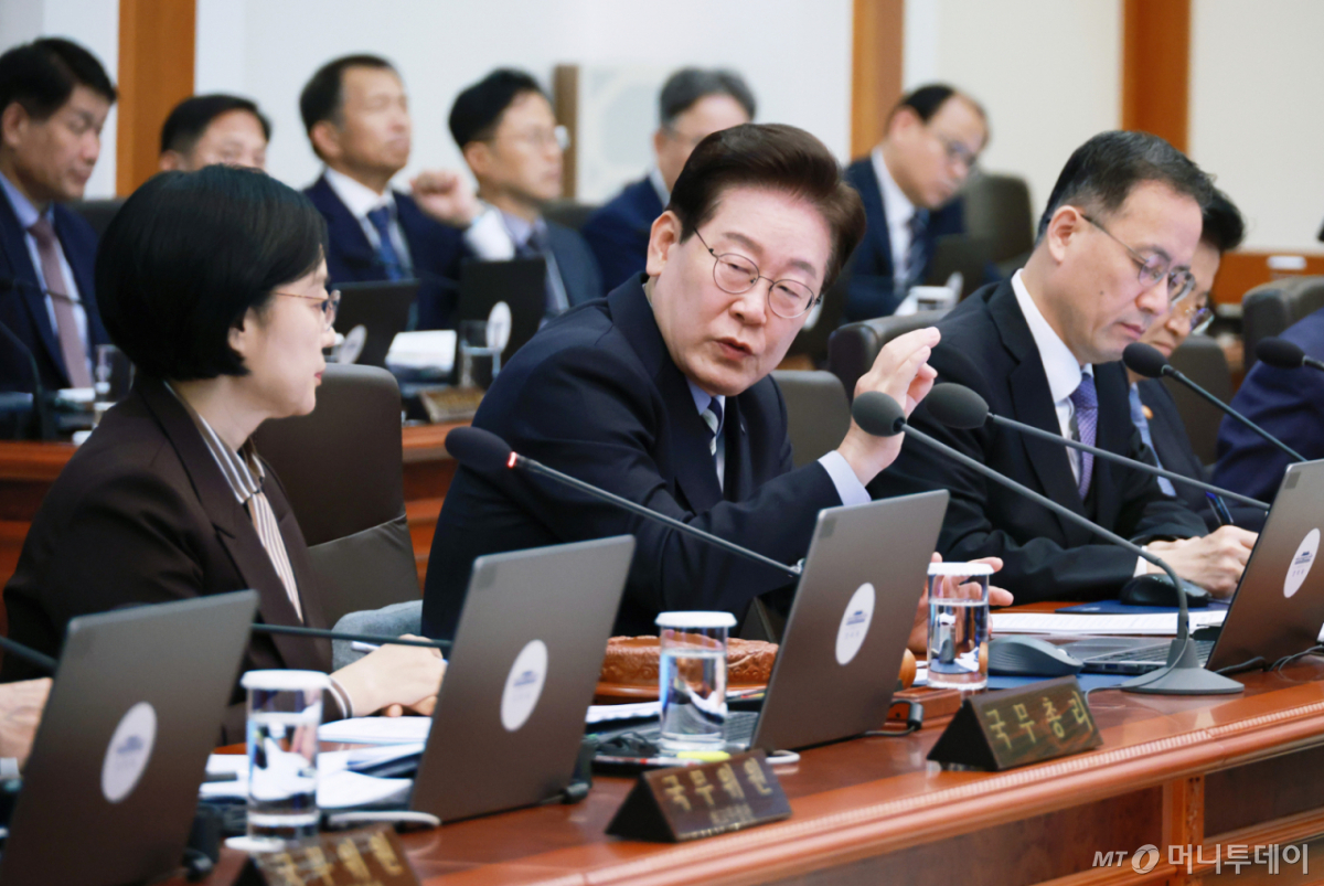 [서울=뉴시스] 김진아 기자 = 이재명 대통령이 13일 청와대에서 열린 국무회의에서 발언하고 있다. (청와대통신사진기자단) 2026.10.13. bluesoda@newsis.com /사진=김진아