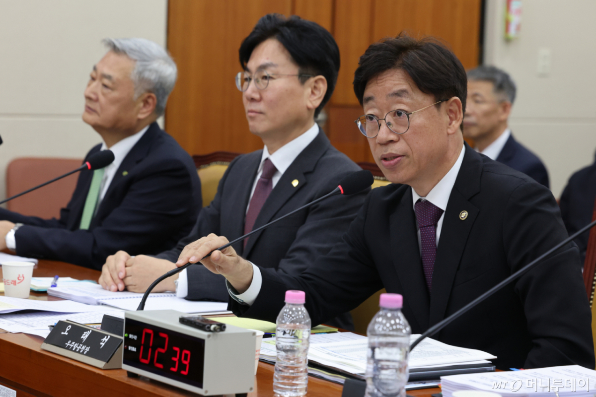 오태석 우주항공청장이 13일 서울 여의도 국회 과학기술정보방송통신위원회에서 열린 원자력안전위원회 등에 대한 국정감사에서 의원 질의에 답하고 있다. 2026.10.13/뉴스1 Copyright © 뉴스1. All rights reserved. 무단 전재 및 재배포, AI학습 이용 금지.