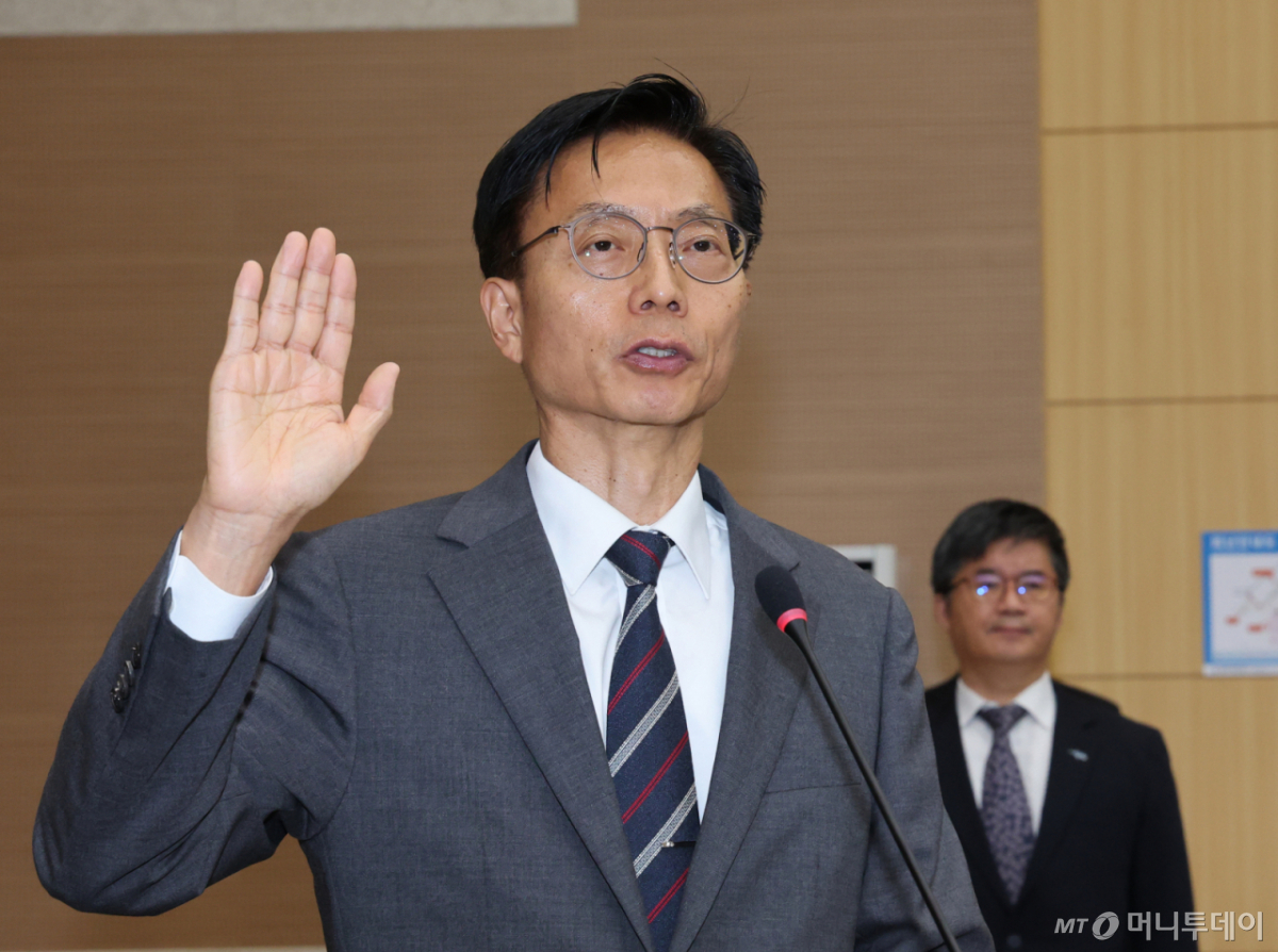 (대전=뉴스1) 김기태 기자 = 김용선 지식재산처장이 13일 오전 정부대전청사에서 열린 국회 산업통상자원중소벤처기업위원회의 지식재산처에 대한 국정감사에서 증인 선서를 하고 있다. 2026.10.13/뉴스1  Copyright © 뉴스1. All rights reserved. 무단 전재 및 재배포,  AI학습 이용 금지. /사진=(대전=뉴스1) 김기태 기자