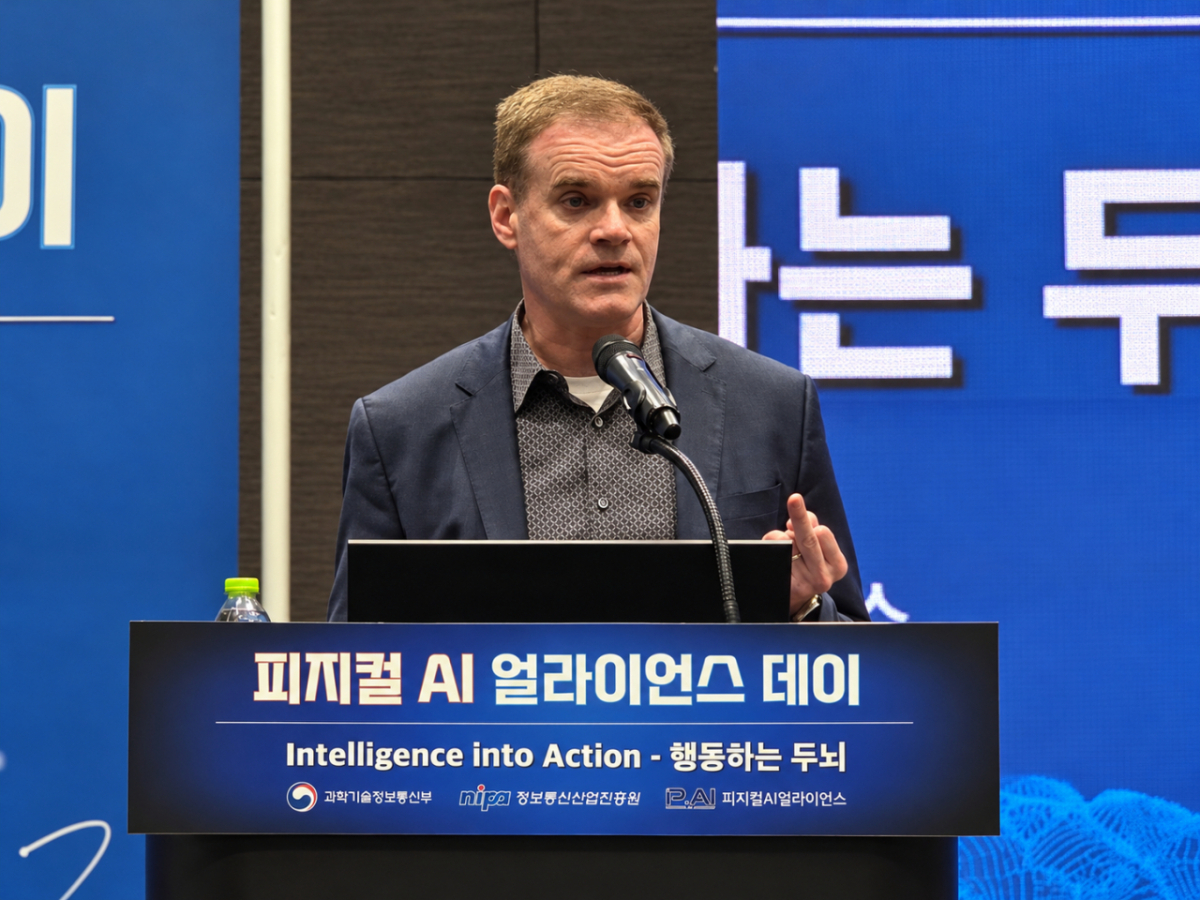 존 힐리 인텔 부사장이 13일 서울 강남구 코엑스에서 열린 '피지컬 AI 얼라이언스 데이'에서 발표하고 있다./사진=구자윤 기자