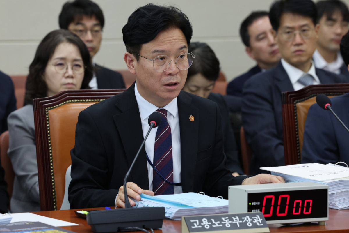 김영훈 고용노동부 장관이 13일 여의도 국회에서 열린 기후에너지환경노동위원회의 고용노동부 국정감사에 출석해 의원 질의에 답변하고 있다. 2026.10.13. myjs@newsis.com /사진=뉴시스