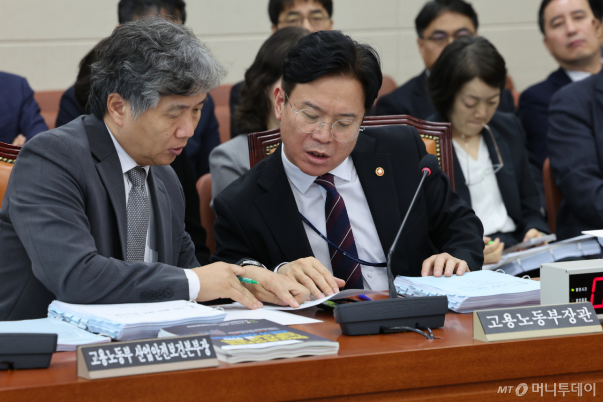 [서울=뉴시스] 최진석 기자 = 김영훈 고용노동부 장관이 13일 여의도 국회에서 열린 기후에너지환경노동위원회의 고용노동부 국정감사에 출석해 자료를 살펴보고 있다. 2026.10.13. myjs@newsis.com /사진=