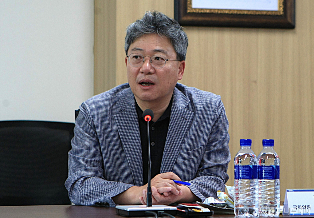 [원주=뉴시스] 이덕화 기자 = 8일 의료기기 산업의 미래 비전을 점검하고 정책을 밝히기 위해 원주의료기기산업진흥원을 방문한 박정하 국회의원이 원주 의료기기 산업 발전 및 첨단복합단지 추진 의지 발표를 하고 있다. 2026.05.08. wonder8768@newsis.com /사진=이덕화