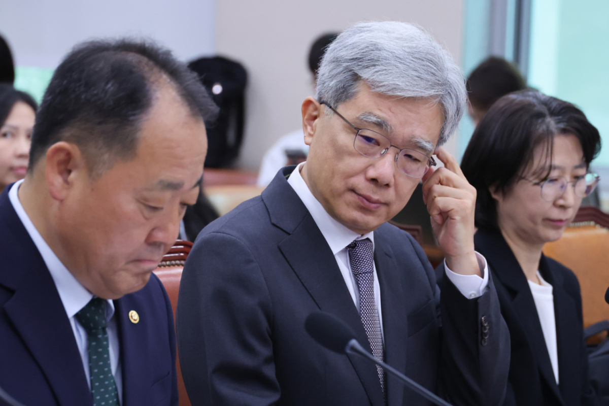 김상환 헌법재판소장이 13일 서울 여의도 국회에서 열린 법제사법위원회의 헌법재판소 등에 대한 국정감사에서 생각에 잠겨 있다. /사진=뉴스1