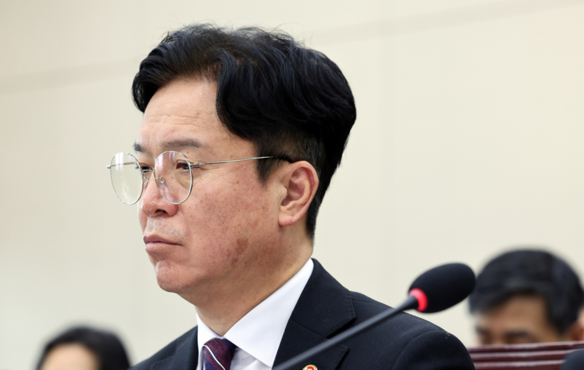 김영훈 고용노동부 장관이 13일 여의도 국회에서 열린 기후에너지환경노동위원회의 고용노동부 국정감사에 출석해 생각에 잠겨 있다. 2026.10.13. myjs@newsis.com /사진=뉴시스