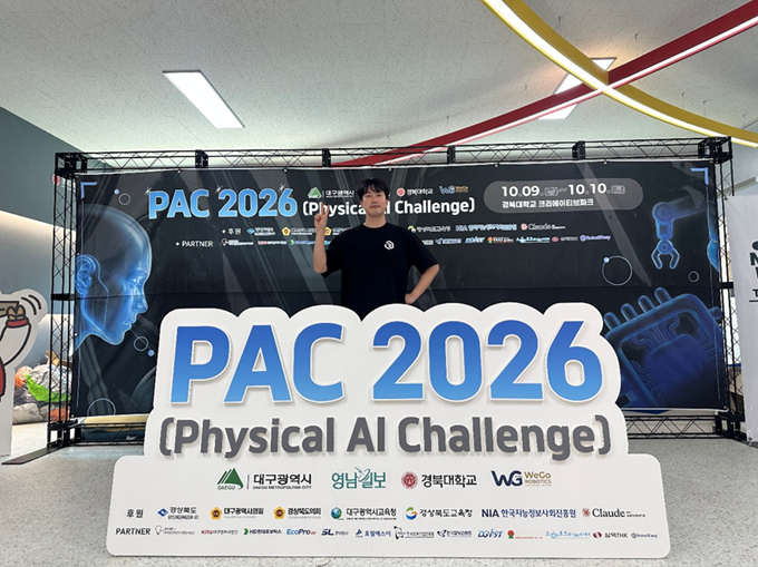 김현우 로보시지 대표가 'PAC 2026' 행사장에서 기념사진을 촬영 중이다/사진제공=로보시지