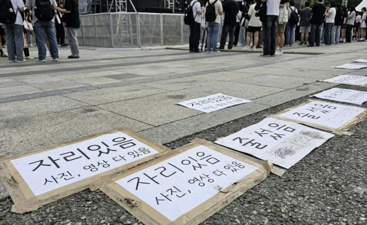 2026 부산국제록페스티벌 대기줄의 '종이 알박기' 편법을 통쾌하게 퇴치한 한 관객의 사연이 알려져 화제다/사진=SNS 갈무리