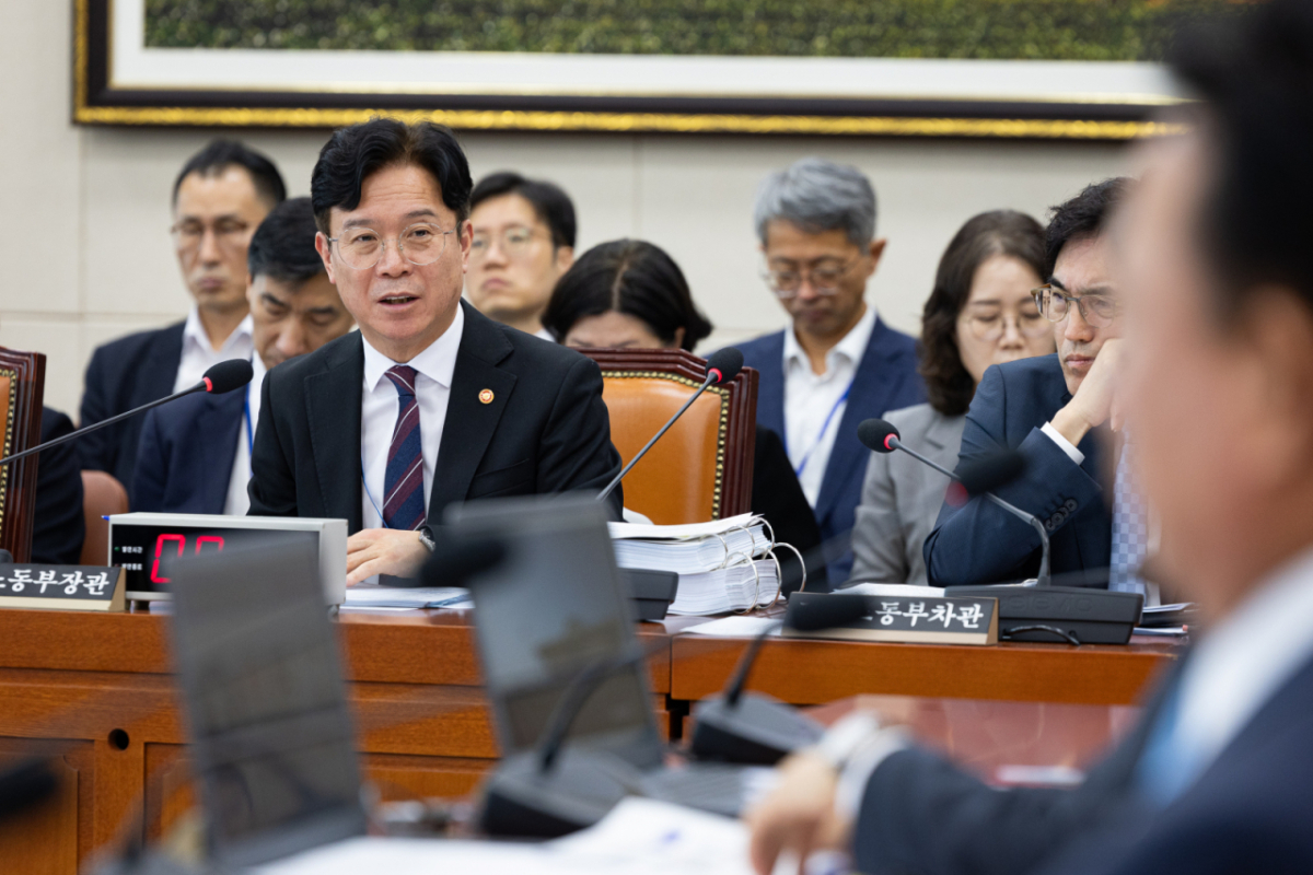 김영훈 고용노동부 장관이 13일 서울 여의도 국회에서 열린 기후에너지환경노동위원회의 고용노동부에 대한 국정감사에 출석해 의원 질의에 답하고 있다. 2026.10.13/뉴스1 Copyright © 뉴스1. All rights reserved. 무단 전재 및 재배포, AI학습 이용 금지. /사진=(서울=뉴스1)