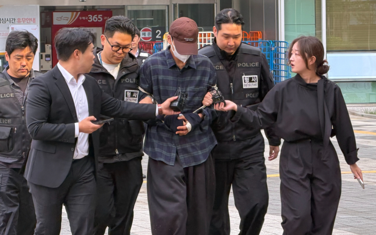 13일 오후 서울동부지법에 송파구 장모살해·아내납치 사건 피의자 20대 남성 A씨가 구속 전 피의자 심문을 위해 출석하고 있는 모습./사진=민수정 기자.
