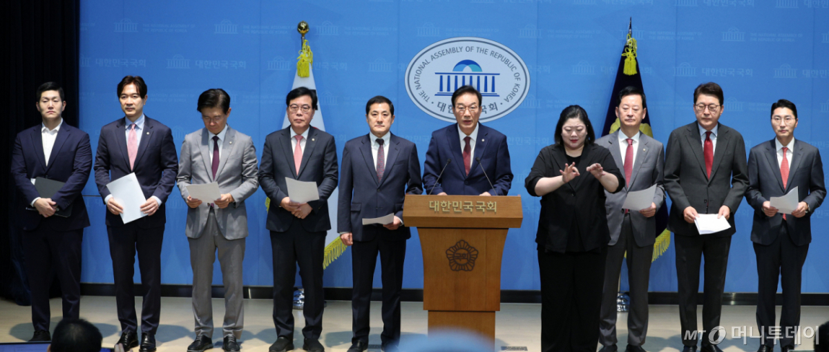 [서울=뉴시스] 고범준 기자 = 서일준 정무위원회 국민의힘 간사 등 위원들이 13일 서울 여의도 국회 소통관에서 정무위원회 국정감사 현안 관련 기자회견을 하고 있다. 2026.10.13. bjko@newsis.com /사진=고범준