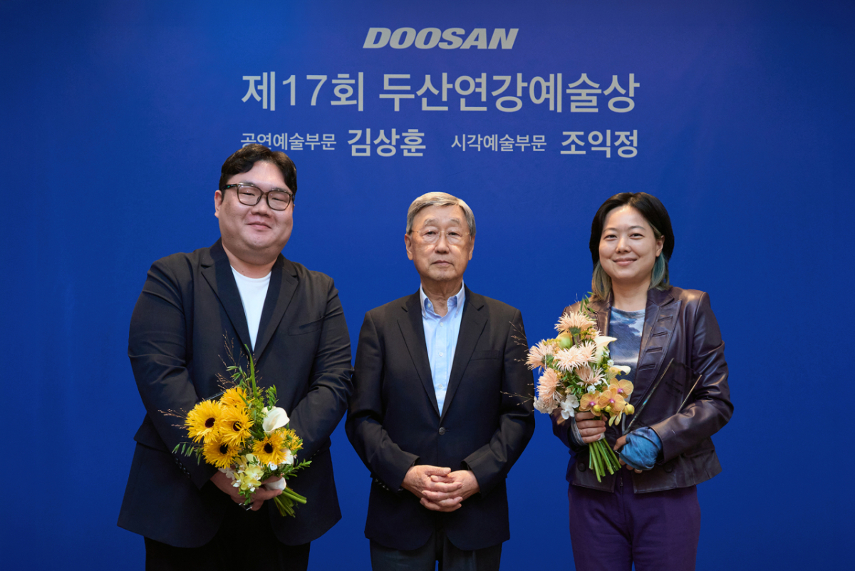 ‘제17회 두산연강예술상’ 시상식에서 박용현 두산연강재단 이사장(가운데)과 공연예술부문 수상자 김상훈 작∙연출가(왼쪽), 시각예술부문 수상자 조익정 작가(오른쪽)가 기념사진을 촬영하고 있다./사진제공=두산