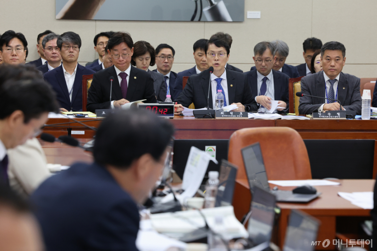 최원호 원자력안전위원회 위원장이 13일 서울 여의도 국회 과학기술정보방송통신위원회에서 열린 원자력안전위원회 등에 대한 국정감사에서 의원 질의에 답하고 있다. 2026.10.13/뉴스1 Copyright © 뉴스1. All rights reserved. 무단 전재 및 재배포, AI학습 이용 금지.