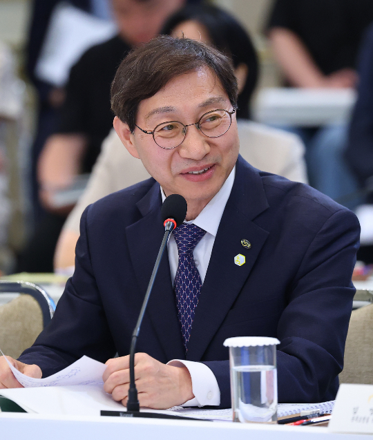 (서울=뉴스1) 이재명 기자 = 김성주 국민연금공단 이사장이 16일 청와대 영빈관에서 열린 보건복지부, 식품의약품안전처, 성평등가족부, 국민권익위원회 2차 업무보고에서 발언을 하고 있다. (청와대통신사진기자단) 2026.7.16/뉴스1 Copyright © 뉴스1. All rights reserved. 무단 전재 및 재배포, AI학습 이용 금지. /사진=(서울=뉴스1) 이재명 기자