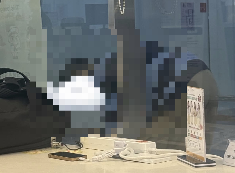서울역 국군장병 라운지(TMO)에서 이용 자격이 없는 남성이 퇴실 안내를 받고도 여러 차례 라운지에 다시 들어와 근무 장병들에게 신고하겠다고 항의했다는 사연이 전해졌다. 사진은 퇴실 요구를 거절하며 난동을 부린 A씨의 모습/사진=SNS 갈무리