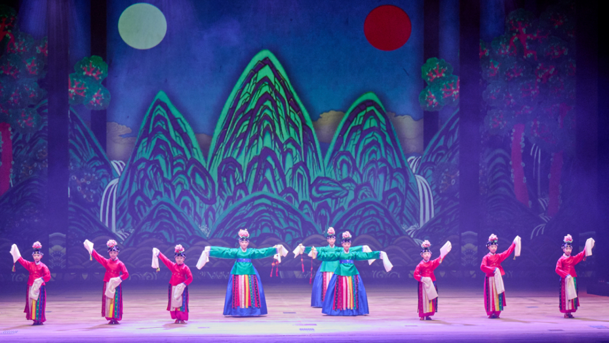 지난 11일 서울 세종문화회관 대극장에서 열린 제21회 창신제(創新祭)의 특별공연 영재한음회에서 화동정재예술단이 '아박향발합설' 공연을 하고 있는 모습. /사진제공=크라운해태