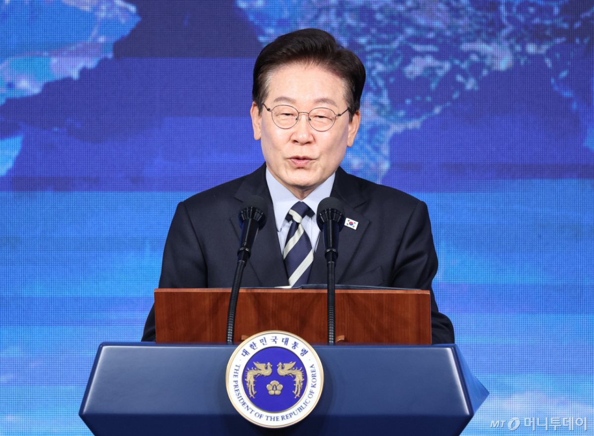 (부산=뉴스1) 허경 기자 = 이재명 대통령이 13일 부산에서 열린 북극항로 시범운항 환영식에서 발언하고 있다. 2026.10.13/뉴스1 Copyright © 뉴스1. All rights reserved. 무단 전재 및 재배포, AI학습 이용 금지. /사진=(부산=뉴스1) 허경 기자