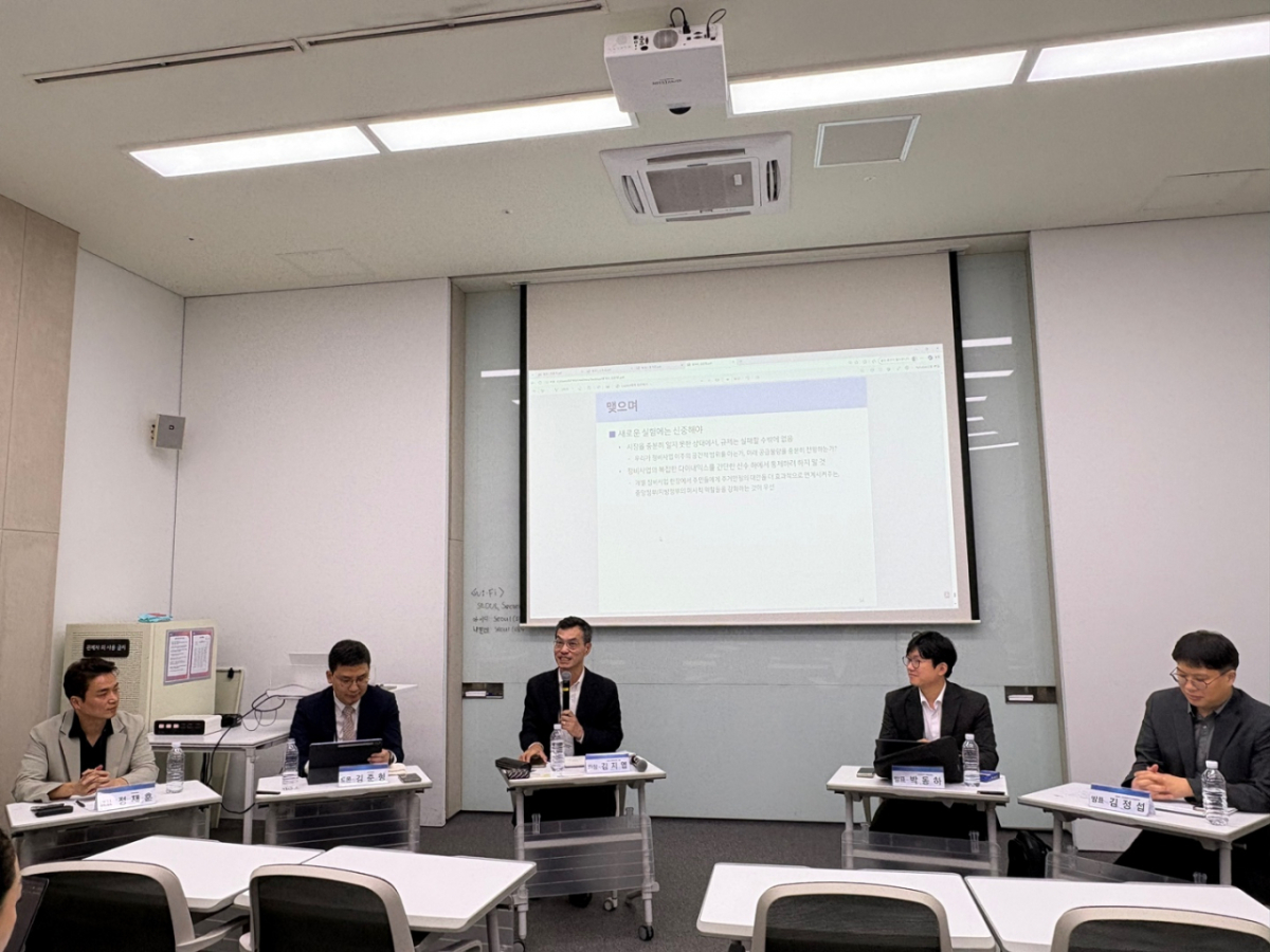 한국도시부동산학회가 13일 서울갤러리에서 '정비사업 이주대책, 무엇이 문제인가'라는 주제로 토론회를 진행했다. 왼쪽부터 정재훈 단국대 교수, 김준형 명지대 교수, 김지엽 성균관대 교수, 박동하 건국대 교수, 김정섭 울산과학기술원(UNIST) 교수/ 사진=김지영 기자