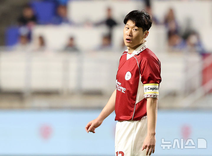 지난 4월 19일 경기 수원시 팔달구 수원월드컵경기장에서 열린 OGFC(더 오리지널 FC) 대 K리그2 수원삼성 레전드의 경기, OGFC 박지성이 교체 출전해 경기를 뛰고 있다. /사진=뉴시스
