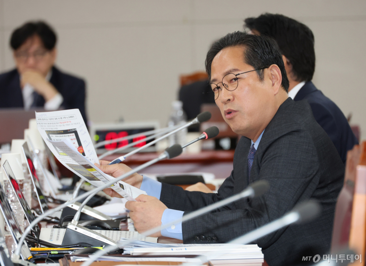 [세종=뉴시스] 배훈식 기자 = 박수영 국민의힘 의원이 13일 오전 세종시 정부세종2청사에서 열린 국세청 등에 대한 국정감사에서 질의를 하고 있다. 2026.10.13.  /사진=배훈식