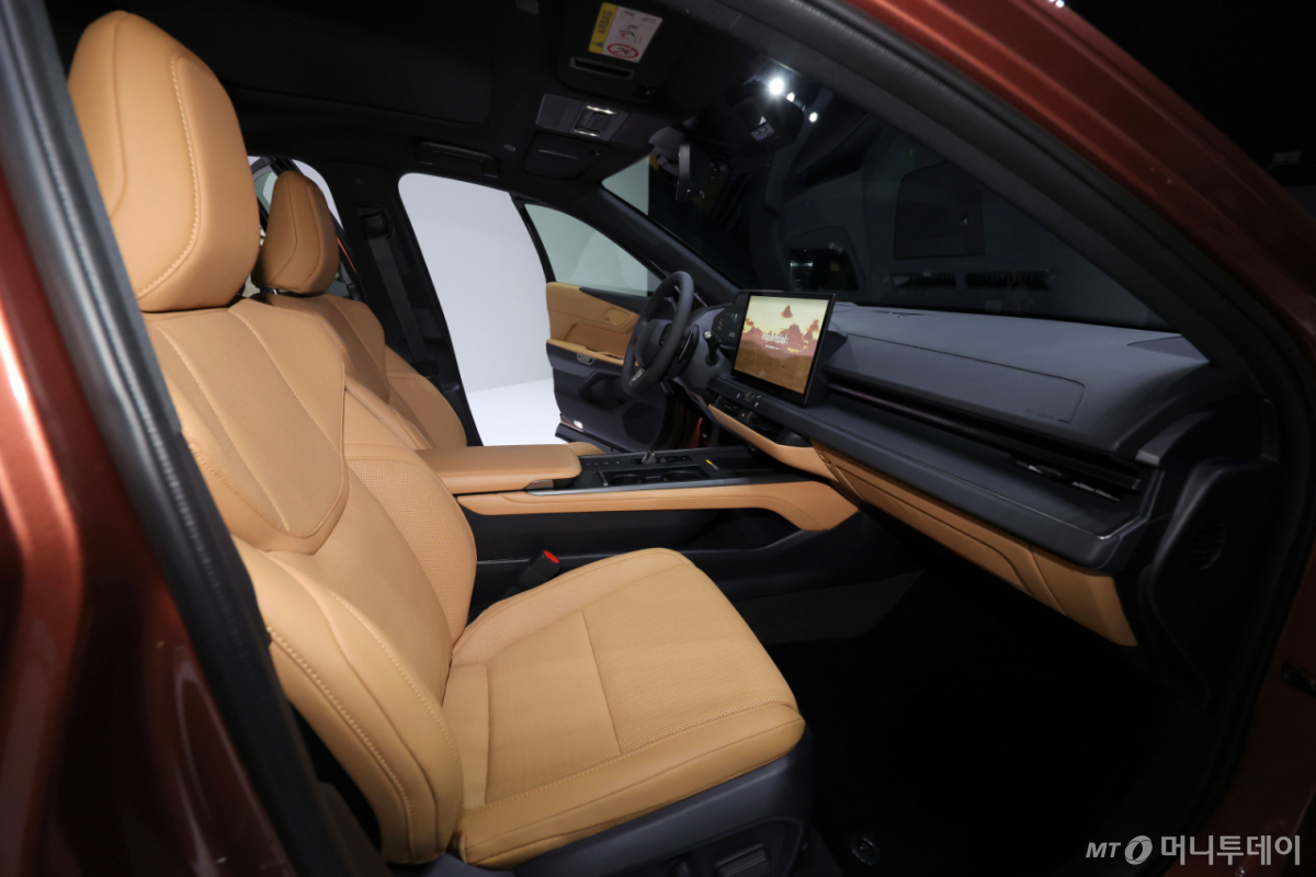 [서울=뉴시스] 홍효식 기자 = 렉서스의 프리미엄 세단 'ES 350h AWD' 하이브리드 차량이 13일 오전 서울 광진구 워커힐 호텔앤리조트에서 열린 국내 공식 출시 기념 포토세션에서 공개되고 있다. 2026.10.13. yesphoto@newsis.com /사진=홍효식