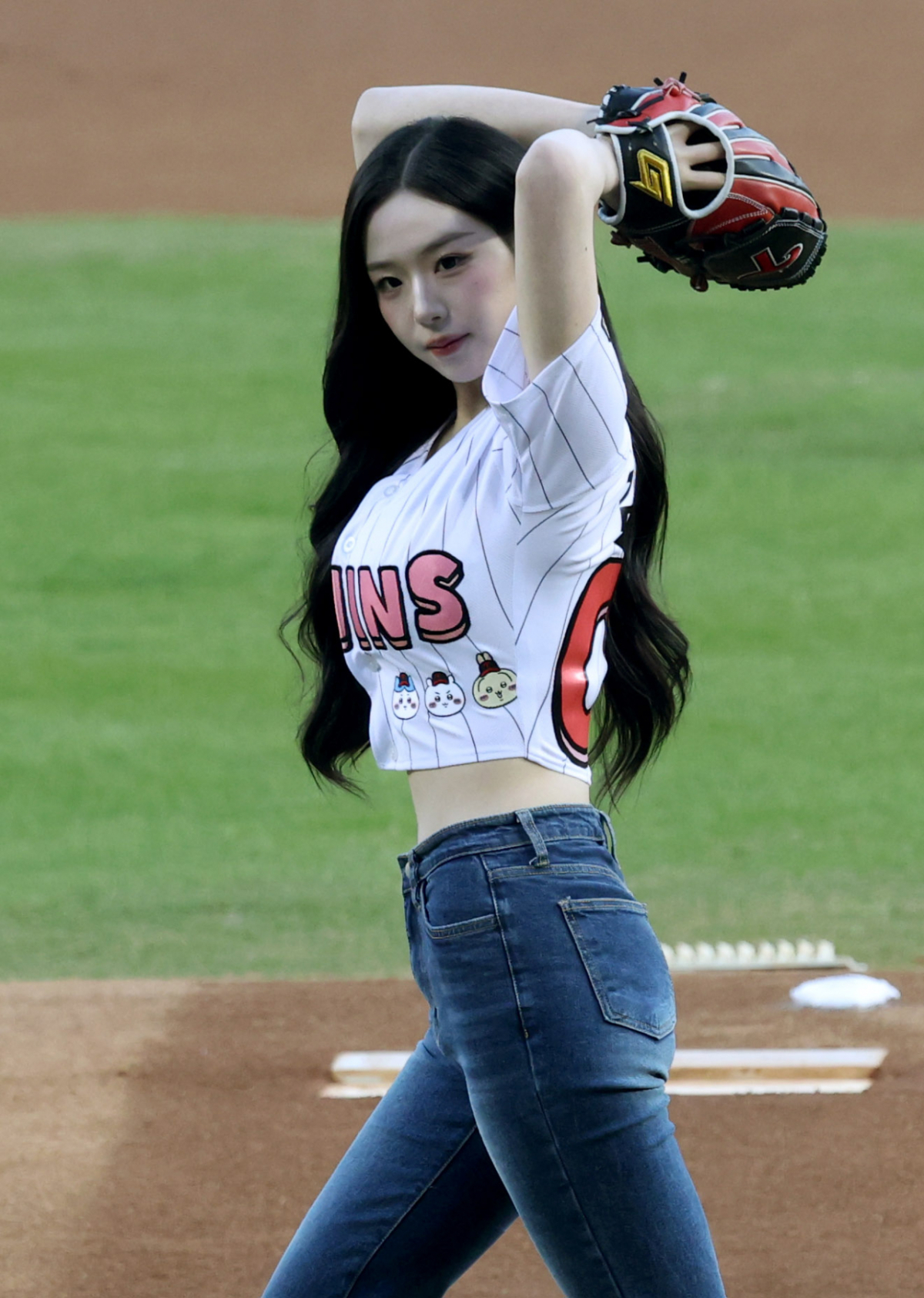 걸그룹 트리플에스 김채연이 4월 2일 KIA 타이거즈와 2026 신한 SOL KBO리그 경기에서 LG의 승리 기원 시구자로 마운드에 올라 포수와 사인을 주고 받고 있다. /사진=김진경 대기자