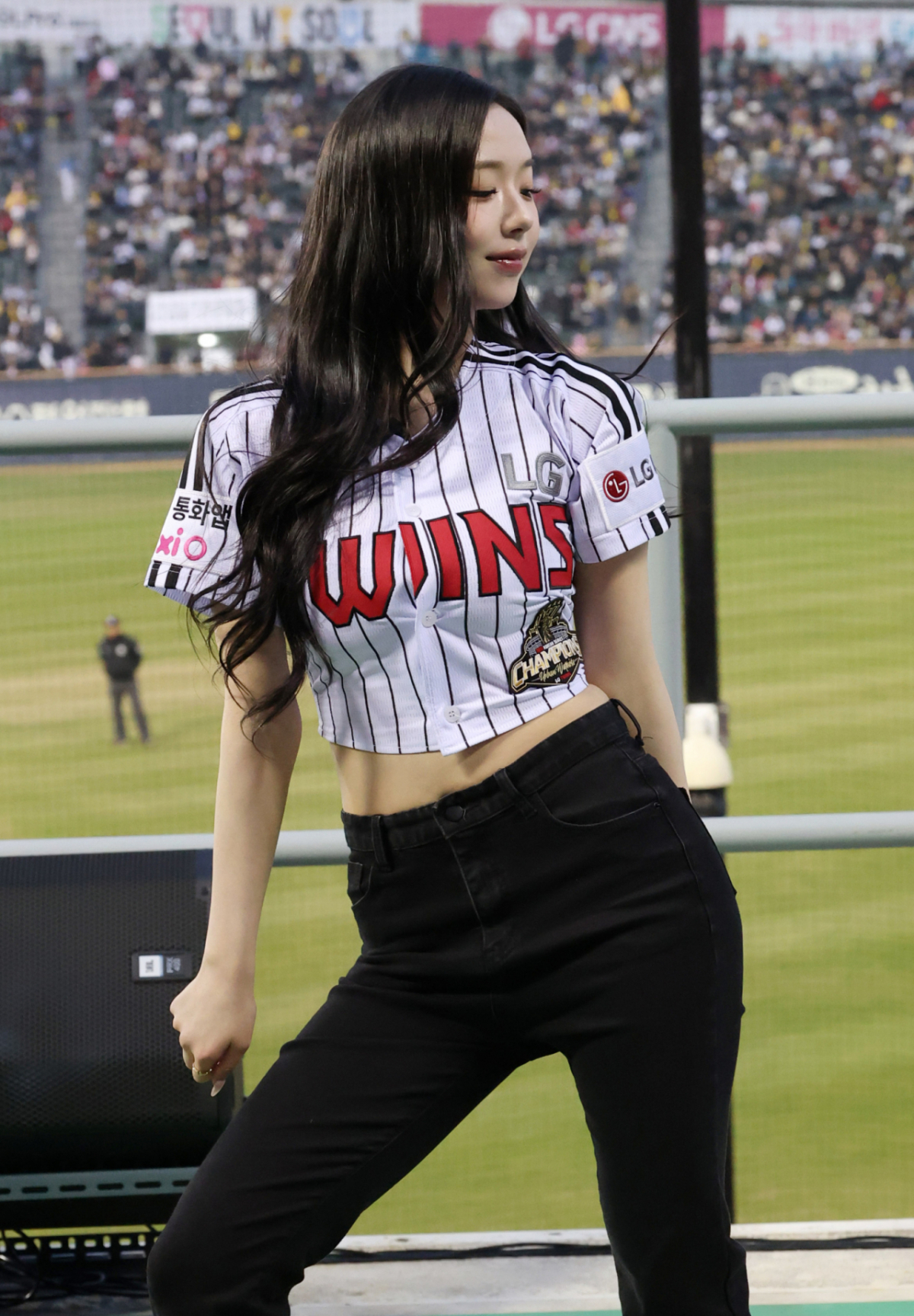 걸그룹 트리플에스 김채연이 4월 2일 KIA 타이거즈와 2026 신한 SOL KBO리그 경기에서 LG의 승리 기원 시구자로 나선 뒤 응원 단상에 올라 공연을 펼치고 있다. /사진=김진경 대기자