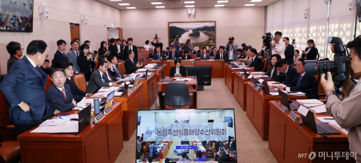 (서울=뉴스1) 황기선 기자 = 7일 서울 여의도 국회 농림축산식품해양수산위원회에서 농림축산식품부 등에 대한 국정감사가 시작 전 정회되고 있다. 이날 농해수위에서 야당 의원들이 노트북에 붙인 손팻말 문구를 두고 여당 의원들이 반발하며 정회됐다. 2026.10.7/뉴스1 Copyright © 뉴스1. All rights reserved. 무단 전재 및 재배포, AI학습 이용 금지. /사진=(서울=뉴스1) 황기선 기자
