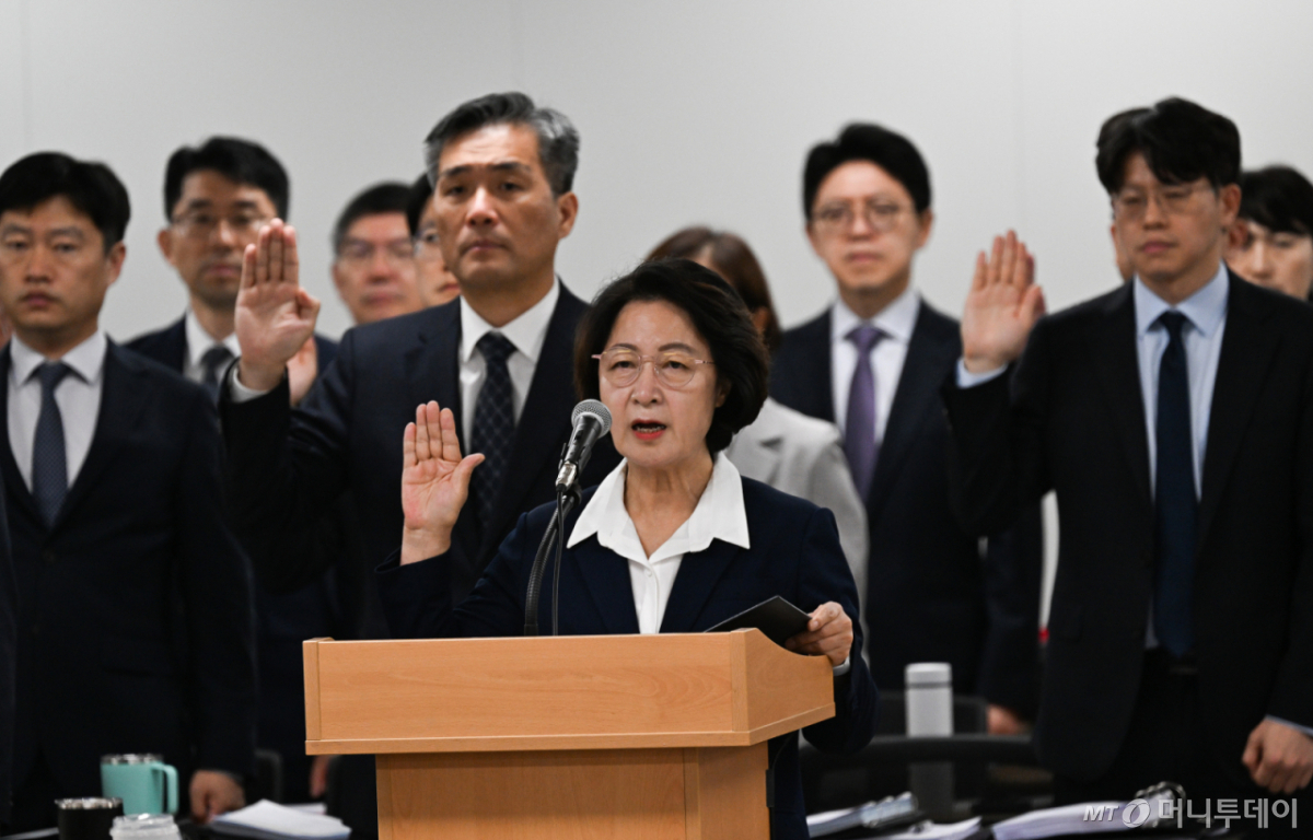 [수원=뉴시스] 김종택 기자 = 국회 행정안전위원회의 경기도 국정감사가 열린 13일 경기도청에서 추미애 경기도지사가 선서를 하고 있다. (공동취재) 2026.10.13. photo@newsis.com /사진=김종택