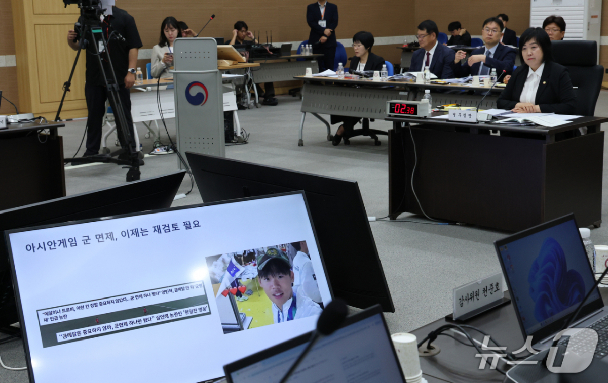 홍소영 병무청장이 지난 12일 정부대전청사 병무청에서 열린 국회 국방위원회 국정감사에 출석해 의원들의 질의를 듣고 있다. /사진=뉴스1