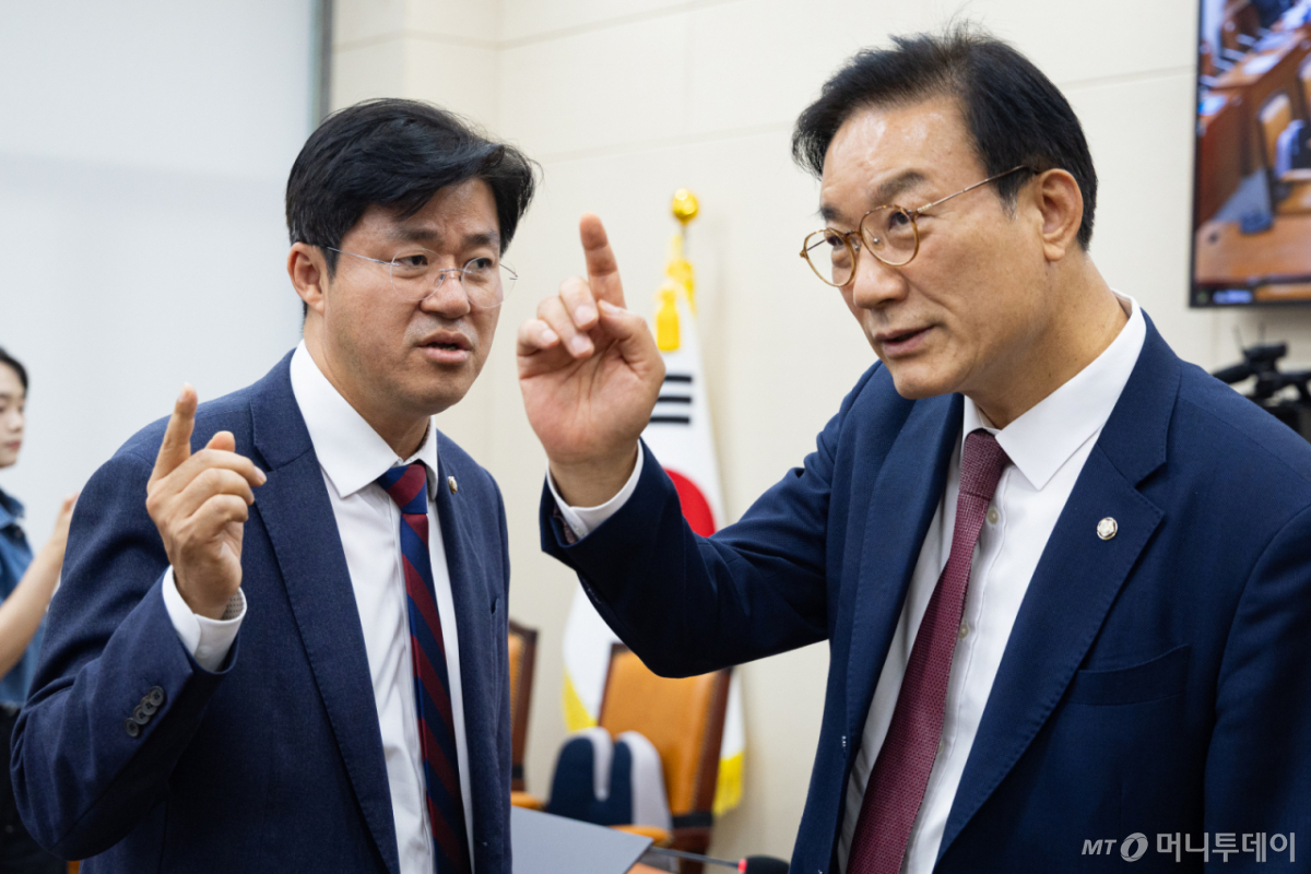 (서울=뉴스1) 유승관 기자 = 국회 정무위원회 더불어민주당 박상혁(왼쪽), 국민의힘 서일준 간사가 13일 서울 여의도 국회에서 열린 정무위원회의 국무조정실 등에 대한 국정감사에서 대화하고 있다. 2026.10.13/뉴스1  Copyright © 뉴스1. All rights reserved. 무단 전재 및 재배포,  AI학습 이용 금지. /사진=(서울=뉴스1) 유승관 기자