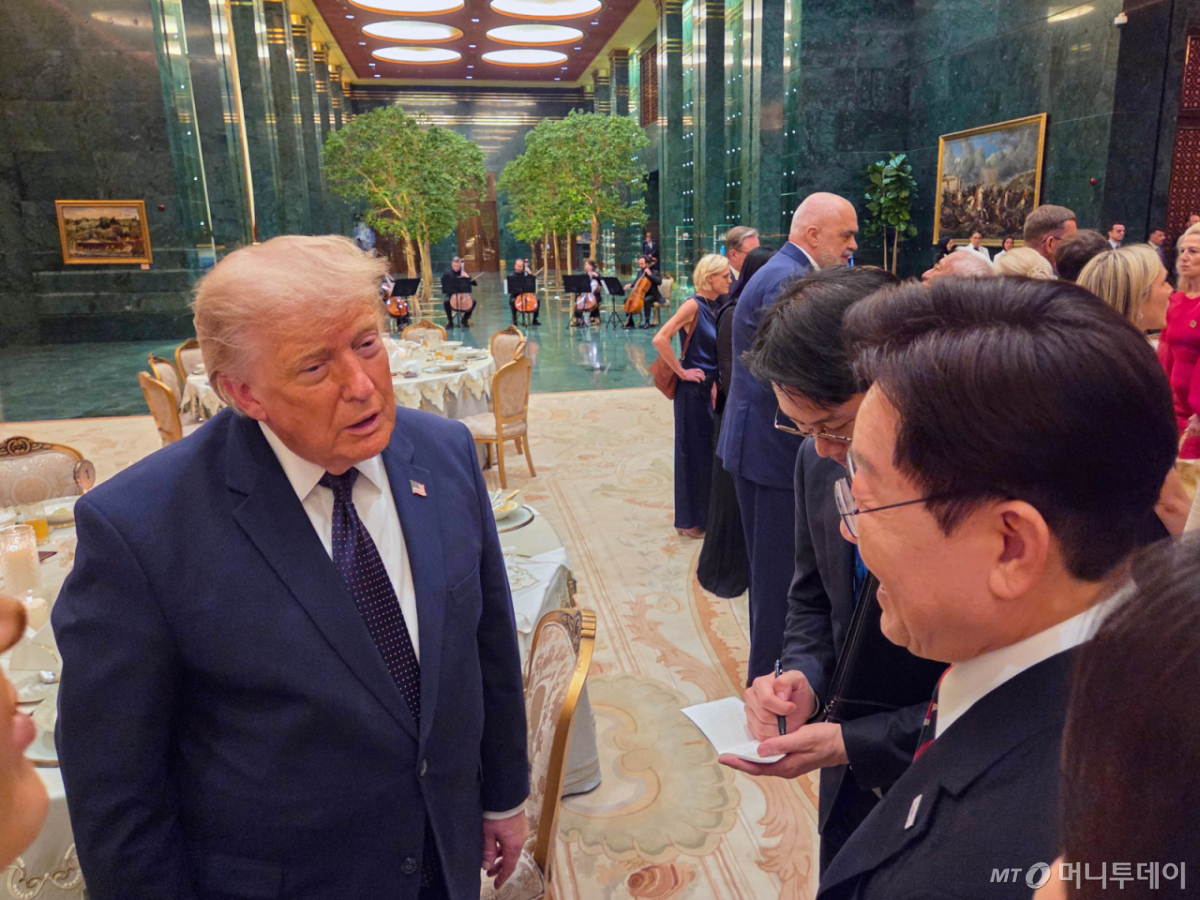 [앙카라=뉴시스] 조성봉 기자 = 북대서양조약기구(NATO·나토) 정상회의에 참석 중인 이재명 대통령과 도널트 트럼프 미국 대통령이 7일(현지 시간) 튀르키예 앙카라 대통령궁에서 열린 레젭 타입 에르도안 튀르키예 대통령 주최 환영 만찬에서 대화하고 있다. (공동취재) 2026.07.08. suncho21@newsis.com /사진=