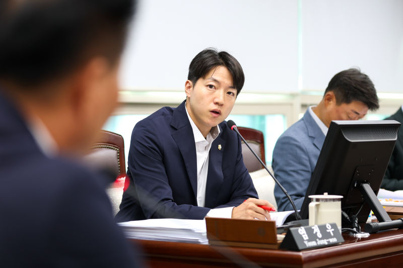염정우 안산시의회 도시환경위원회 의원이 도시주택국(도시개발과) 대상 행정사무감사에서 질의를 하고 있다./사진제공=안산시의회