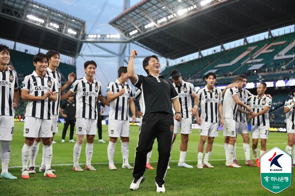 승리 후 기뻐하는 김기동(가운데) 감독과 FC서울들. /사진=한국프로축구연맹 제공