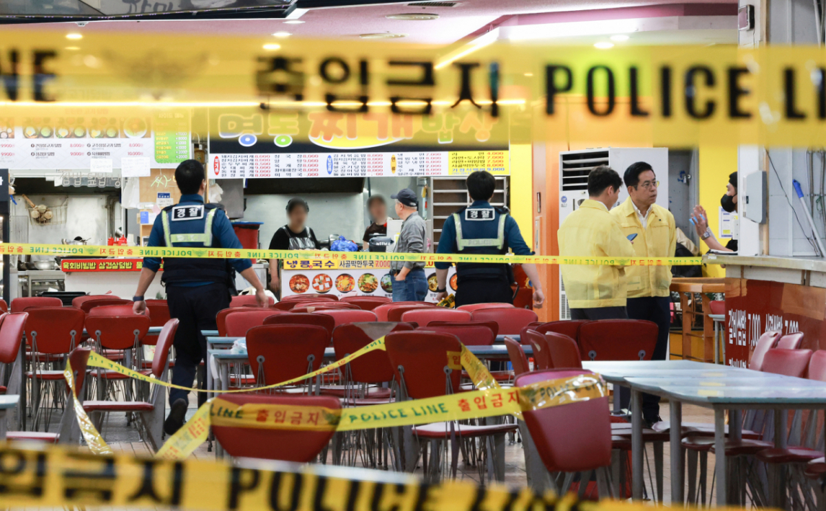 (인천=뉴스1) 이호윤 기자 = 13일 인천 남동구 홈플러스 푸드코트에서 흉기 난동 사건이 발생했다.  경찰과 소방당국에 따르면 A씨가 휘두른 흉기에 1명이 심정지 상태에 빠지는 등 마트 및 영화관 이용객 8명이 크고 작은 부상을 입은 것으로 파악됐다. 2026.10.13/뉴스1  Copyright © 뉴스1. All rights reserved. 무단 전재 및 재배포,  AI학습 이용 금지. /사진=(인천=뉴스1) 이호윤 기자