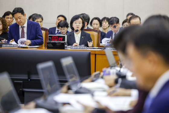 오유경 식품의약품안전처장이 13일 서울 여의도 국회에서 열린 국회 보건복지위원회의 식약처 등에 대한 국정감사에서 질문에 답하고 있다. 2026.10.13./사진= 뉴시스
