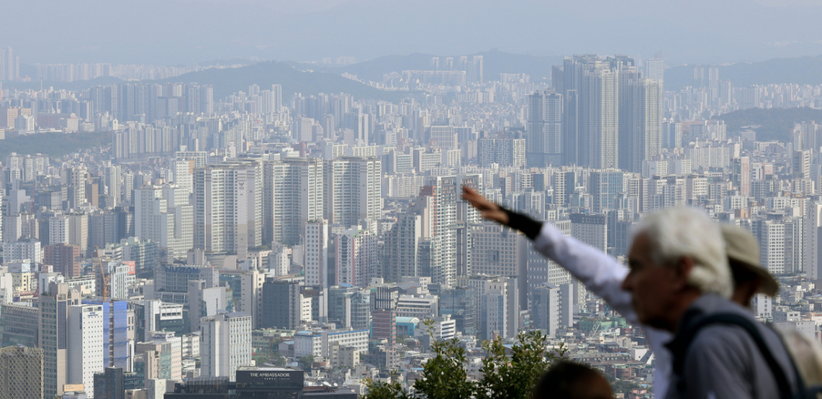 서울 남산에서 아파트 단지가 보이고 있다./사진제공=뉴스1