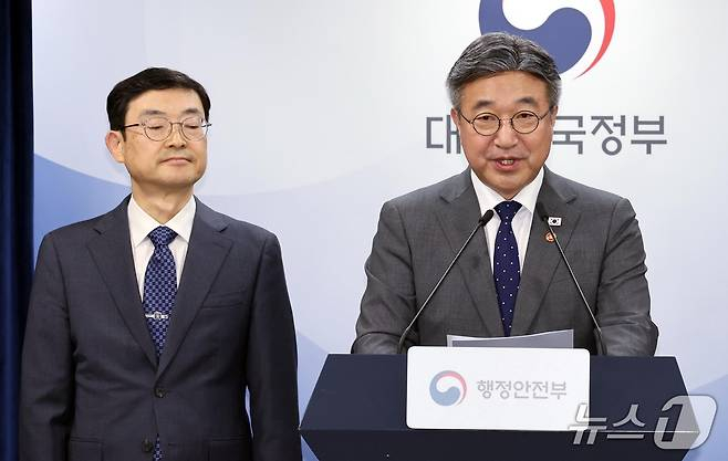 윤호중 행정안전부장관이 13일 서울 종로구 정부서울청사에서 '2차 중앙행정기관 이전 계획' 브리핑을 하고 있다./사진=뉴스1