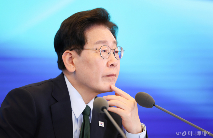 (서울=뉴스1) 허경 기자 = 이재명 대통령이 7일 서울 시내 한 회의장에서 열린 한국형 녹색대전환(K-GX) 전략 국민보고회에서 발표를 지켜보고 있다. (청와대통신사진기자단) 2026.10.7/뉴스1 Copyright (C) 뉴스1. All rights reserved. 무단 전재 및 재배포, AI학습 이용 금지. /사진=(서울=뉴스1) 허경 기자