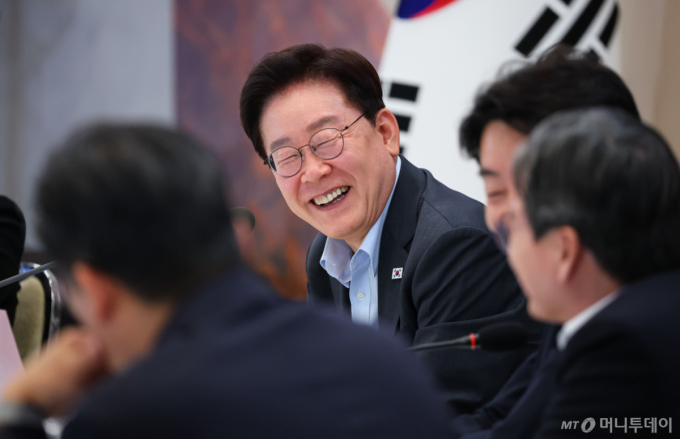(서울=뉴스1) 이재명 기자 = 이재명 대통령이 4일 청와대 영빈관에서 열린 고용노동부, 중소벤처기업부, 공정거래위원회 2차 업무보고에서 미소를 짓고 있다. (청와대통신사진기자단) 2026.8.4/뉴스1 Copyright (C) 뉴스1. All rights reserved. 무단 전재 및 재배포, AI학습 이용 금지. /사진=(서울=뉴스1) 이재명 기자