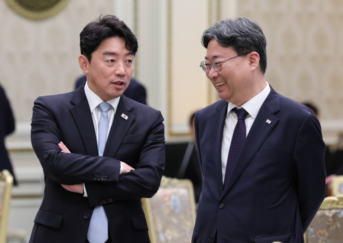 (서울=뉴스1) 허경 기자 = 강훈식 비서실장과 하준경 정책실장이 8일 청와대에서 열린 압델파타 알시시 이집트 대통령 방한 국빈 오찬에서 대화를 하고 있다. 2026.10.8/뉴스1 Copyright (C) 뉴스1. All rights reserved. 무단 전재 및 재배포, AI학습 이용 금지. /사진=(서울=뉴스1) 허경 기자