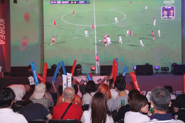 2026 아이치·나고야 하계아시아경기대회 기간 동안 운영된 코리아하우스에서 한국과 사우디의 축구 경기를 함께 응원하고 있는 장면. /사진=대한체육회 제공